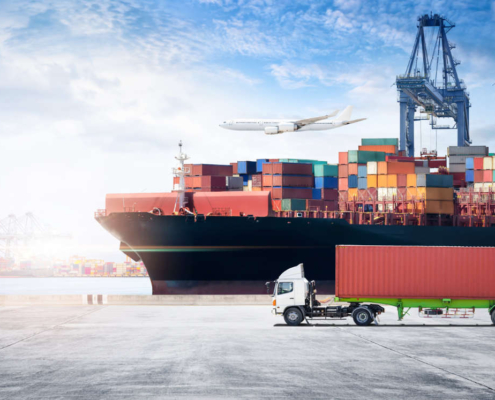 Containerfrachtfrachtschiff während der Entladung im Industriehafen mit LKWs, Handlern, Frachtflugzeug